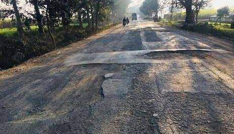 दुधवा को जोड़ने वाली जर्जर रोड, नेताओं से पूछ रही सवाल