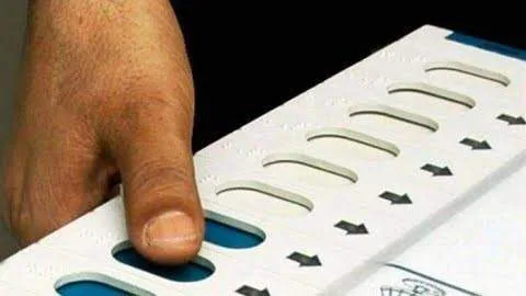 खीरी में 977 बूथों पर मतदान कराने पोलिंग पार्टियां रवाना