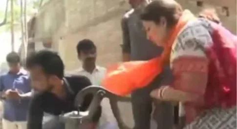 खेत में लगी आग बुझाने पहुंची केंद्रीय मंत्री स्मृति ईरानी, हैंडपंप चलाकर पानी भरा
