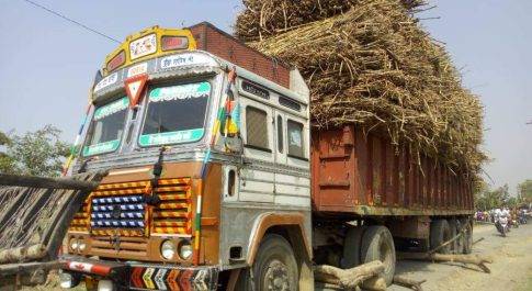 ग्राम पचपेड़ी में बिजली के खम्भे से लगी आग एक घर जल के हुआ राख