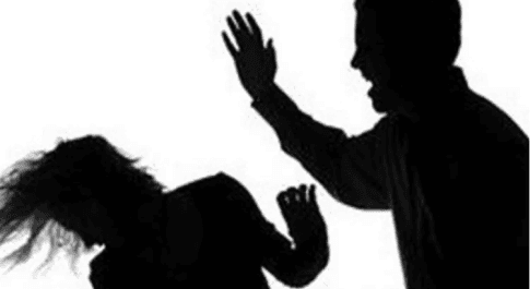 घर मे घुसकर महिला को पीटा,पति ने लखनऊ बहराइच मार्ग पर बस के आगे लेट कर की जान देने की कोशिश