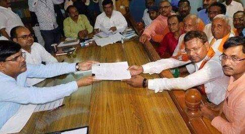 महराजगंज संसदीय सीट से 21 प्रत्याशियों का नामांकन दाखिल