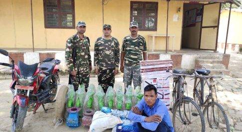 एस एस बी 49 वी कैम्प बसही ने नेपाल भारत सीमा पर एक तस्कर को धर दबोचा