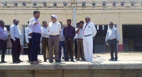 अपर मंडल महाप्रबंधक पूर्वोत्तर रेलवे गोरखपुर के अधिकारी ने चल रहे रेल्वे के आमान परिवर्तन कार्यों का किया निरिक्षण