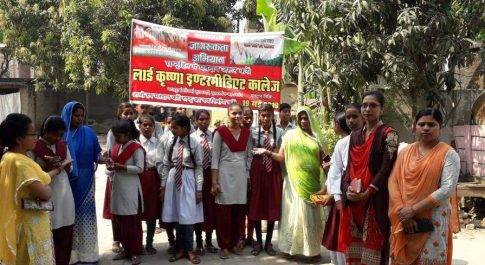 छात्राओं व शिक्षिकाओं द्वारा मेंदही लगा कर मतदान के लिये प्रेरित किया 