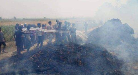 भीरा कोतवाली क्षेत्र के पहाड़ापुर गांव में लगी आग