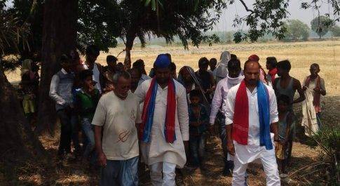 सपा के समर्थन में गांव गांव जनसंपर्क करते बसपा कार्यकर्ता