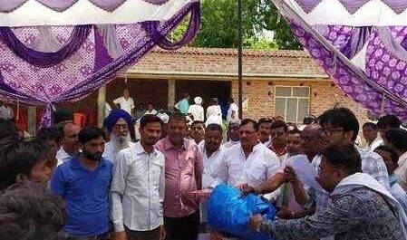 अग्निपीड़ितों को विधायक ने बांटी राहत सामग्री
