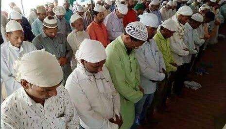 रोजेदारों ने जुमे की नमाज अदा की