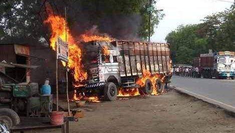 अचानक ट्रक में लगी आग, युवक झुलसा