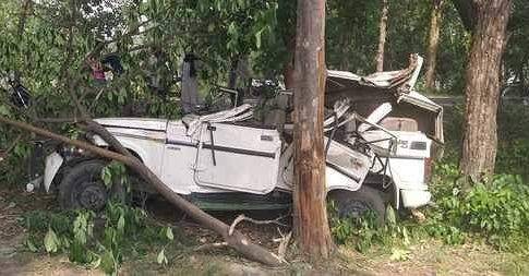 अनियंत्रित बोलेरो पेड़ से टकराई, एक की मौत