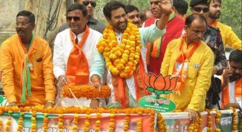 भाजपा प्रत्याशी के रोड शो मे निरहुआ को देखने उमडी़ भीड़