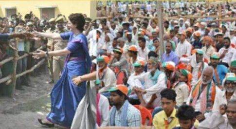 कांग्रेस महासचिव प्रियंका गांधी की जनसभा मे उमडी़ जनता की भीड़