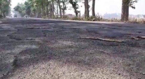 भीरा पलिया रोड गड्ढों में सड़क
