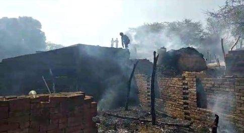 गांव में लगी आग/घर जलकर हुए राख,,,,