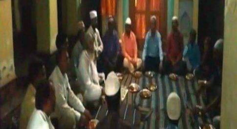 अयोध्या के सीताराम मंदिर में हुआ इफ्तार पार्टी का आयोजन,पढ़ी गई नमाज