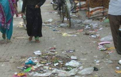 सफाई न होने पर त्योहार में कस्बे की रौनक पडी़ फीकी,पंचायती राज सख्त
