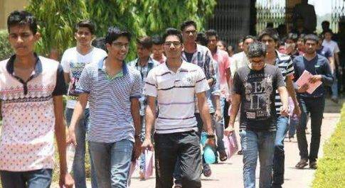 बिना आधार कार्ड के नही मिलेगी छात्रवृत्तिःसमाज कल्याण अधिकारी