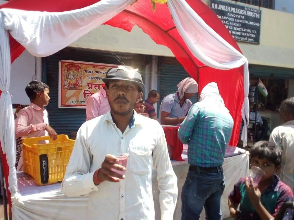 दूसरे बडे मंगल के अवसर पर किया गया शर्वत का आयोजन