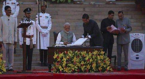 प्रधानमंत्री नरेंद्र मोदी समेत 58 मंत्रियों ने ली शपथ, देंखे पूरी लिस्ट