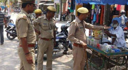 पुलिस ने खाली कराया फुटपाट
