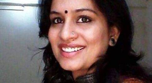 महिला IAS अफसर ने कहा – नोटों से हटाई जाये गांधी की फोटो, एनसीपी ने की नौकरी से सस्पेंड करने की मांग