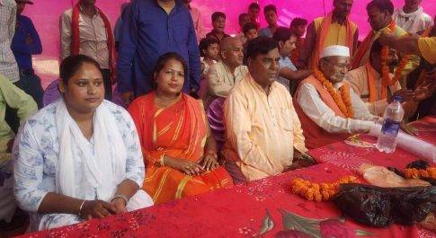 बहराइच। सांसद अक्षयबर लाल गोंड ने चित्तौरा और अयोध्या ब्लॉक के सभी सेक्टरों में जा कर सेक्टर संयोजक मण्डल अध्यक्ष बूथ अध्यक्ष एवं पन्ना प्रमुखो को पुष्प माला पहना कर और मिष्ठान खिलाकर किया सम्मानित
