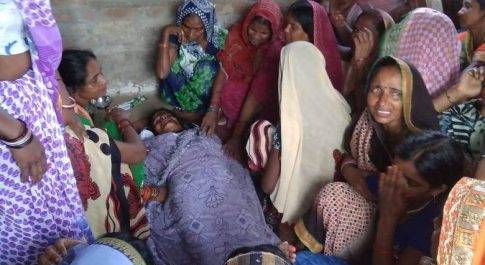 पम्पिंग सेट टयूबेल पर पानी पीने गयी महिला की साडी का पल्लू फसने से हुई मौत
