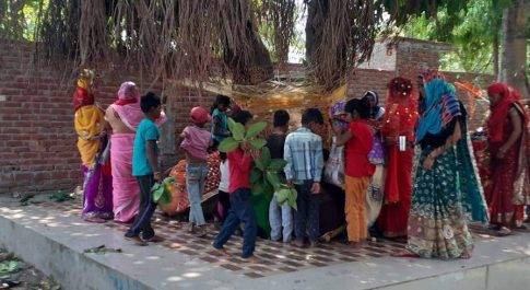 पति की दीर्घायु के लिए सुहागिन महिलाओं ने मांगी मन्नत