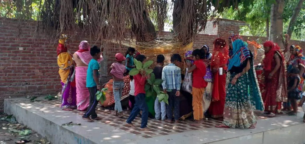 पति की दीर्घायु के लिए सुहागिन महिलाओं ने मांगी मन्नत