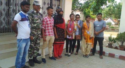 इंडो नेपाल बॉर्डर पर पकड़ा गया नेपाली तस्कर: एक युवती मुक्त