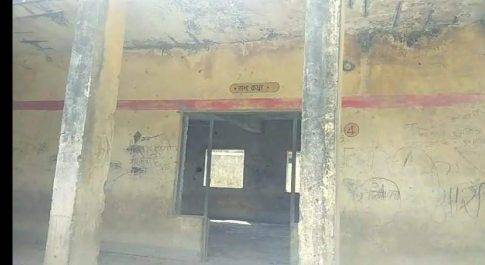 पंचायत घर बना जानवर बांधने का अड्डा