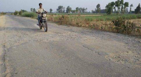 गाेला व बॉकेगंज से कुकरा जाने वाली मुख्य सडक गढ्ढाे मे तब्दील योगीराज का गड्ढा मुक्ति अभियान फेल