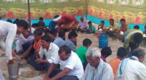 भंडारे में भक्तों ने चखा प्रसाद