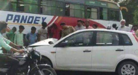 फरेंदा एन एच 29 पर बस एवं कार की भिडंत कार चालक फरार
