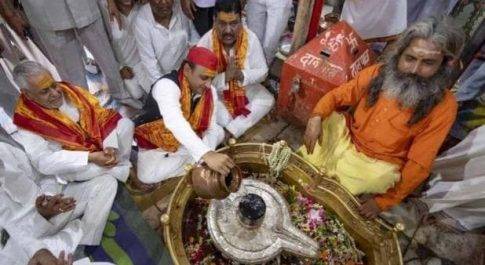 शिव भक्त के अवतार में दिखे अखिलेश यादव, यात्रा के दौरान खाए गर्मा गर्म भुट्टे
