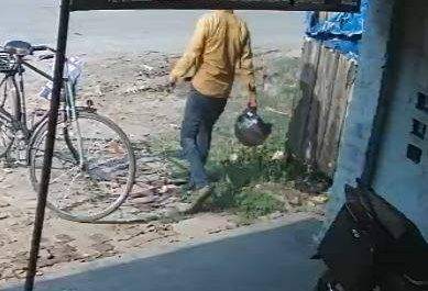 महराजगंज। सीसीटीवी कैमरे में कैद हुआ हेलमेट चोर
