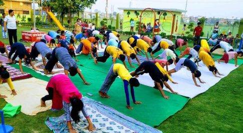 हाइम योगा के संयोजन में पहली बार लखीमपुर में सामूहिक 108 सूर्य नमस्कार का कार्यक्रम हुआ सम्पन्न