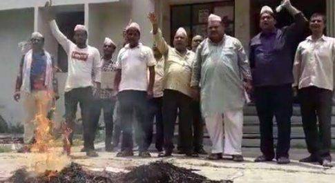 महराजगंज। ब्यापारियों ने दूरसंचार विभाग खिलाफ नारेबाजी की एवं पुतला फूंका