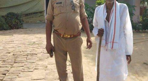 लखीमपुर| दरोगा ने पेश की मनवता गरीब ललता को धन मे दिये कपडे व नगद पैसा