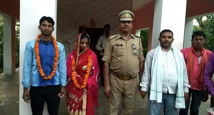लखीमपुर| औरंगाबाद चौकी प्रभारी ने आज चौकी परिसर मे ही प्रेमी जोडे को शादी के बंधन में बांधा