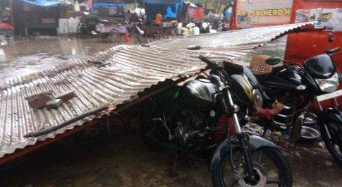 महराजगंज। भीषण गर्मी से निजात दिलाने आंधी तूफान के साथ बारिश आया