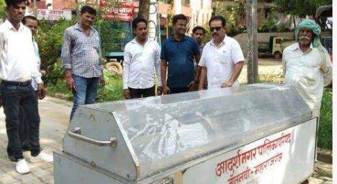 महराजगंज। नौतनवा चेयरमैन द्वारा डेडबॉडी कुलिंग बाक्स आम लोगों के लिए