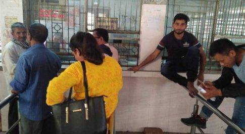 महराजगंज। रिजर्वेशन काउंटर बंद होने से जनता को हुई परेशानी