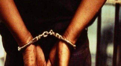 धड़ल्ले से बिक रही थी ब्रांडेड कंपनी के नाम पर नकली घड़ी,कंपनी की शिकायत पर दो दुकानदारों को पुलिस ने किया गिरफ्तार 