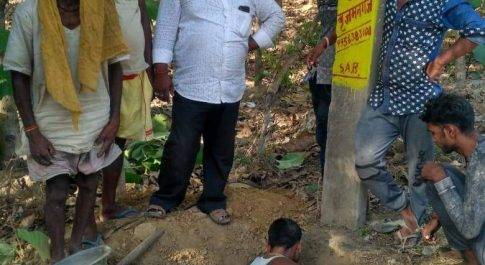 महराजगंज। महुलानी ग्राम सभा में विधुत विभाग द्वारा जेई के निर्देश पर नया पोल लगाया गया