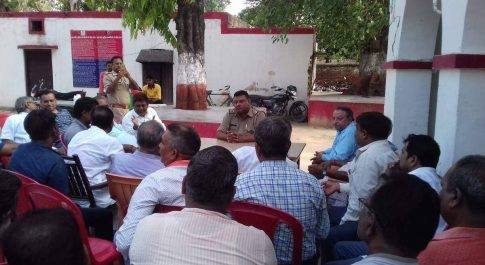 प्रभारी निरीक्षक रुपैडिहा के नेतृत्व में अतिक्रमण के संबंध में व्यापारियों के साथ क गई बैठक