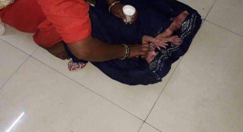 बहराइच। महिला अस्पताल में पड़ा बेड का काल, जन्मे बच्चे को फर्श पर लिटा कर पिलाया गया दूध