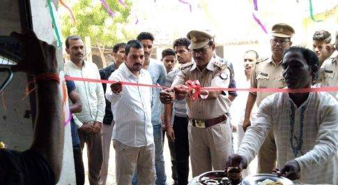 लखीमपुर खीरी| जिम सेंटर का नीमगांव थाना प्रभारी पान सिंह ने फीता काटकर किया। शुभारंभ