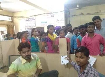 लखीमपुर खीरी | प्रवेश फार्म लेने को बैंक में उमड़ी भीड़ 29 तक होगा वितरण